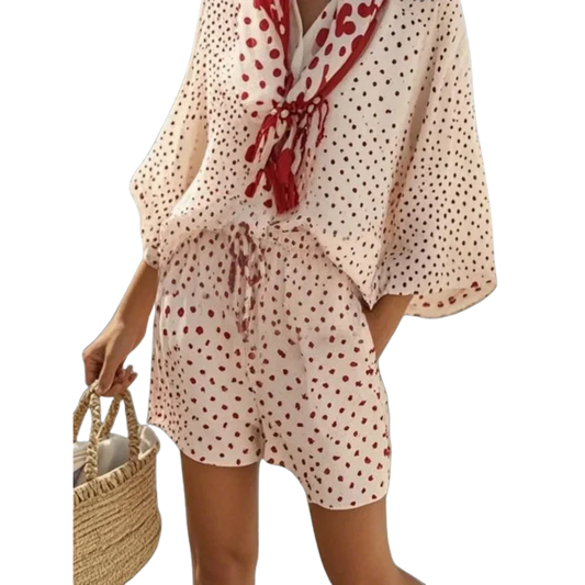 סט קיץ מנוקד עם מכנסיים קצרים וצעיף