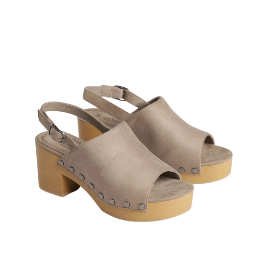 מוריה | סנדלי עקב מעוטרים בניטים