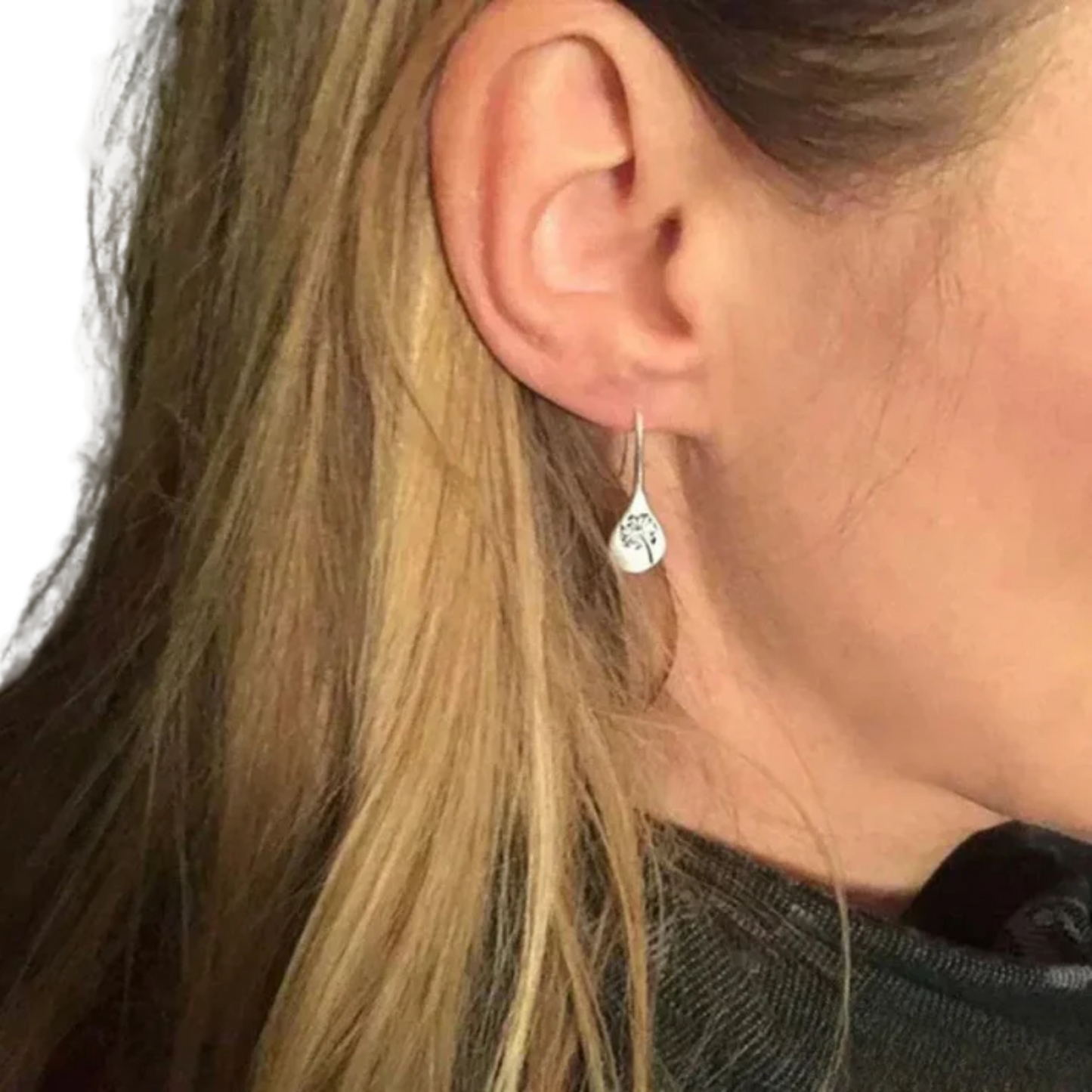 עגילי כסף אלגנטיים בעיצוב עלי אבקת חלב (דלדניון)