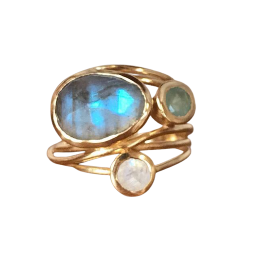 טבעת וינטג’ משובצת באבן ירח כחולה